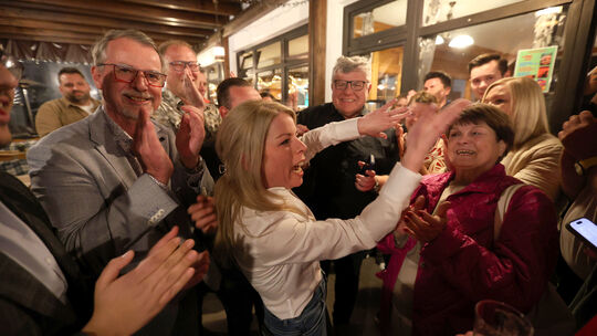 Lana Horstmann (SPD) jubelt über das gewonnene Direktmandat im Wahlkreis Neuwied.