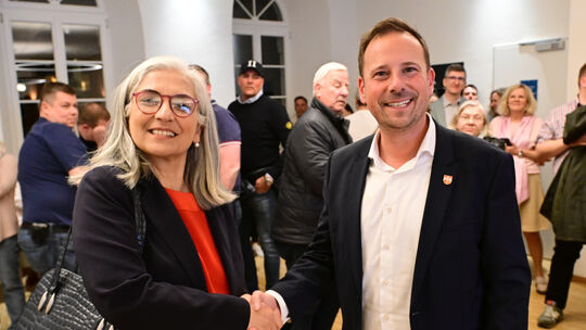 Herausforderin Rita Schäfer (links) gratulierte dem wiedergewählten Bürgermeister Björn Ingendahl von Herzen. Herausforderin Rita Schäfer (links) gratulierte dem wiedergewählten Bürgermeister Björn Ingendahl von Herzen.