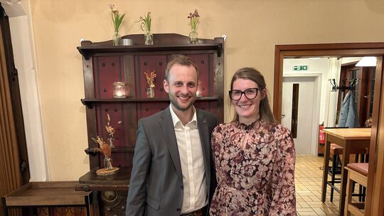 Wahlsieger Matthias Reuber freut sich mit Ehefrau Rebekka über das Direktmandat im Wahlkreis 2.