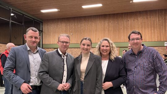 Unterstützend am Wahlabend zur Seite standen Katharina Gräff (Mitte): (von links) Ron Budschat (Vorsitzender CDU-Gemeindeverband