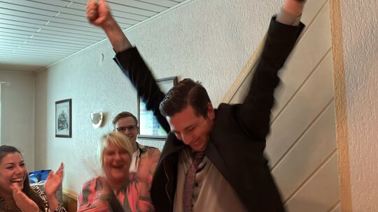 Nachdem endlich auch die Gemeinde Roßbach ausgezählt war, brachen bei Janick Pape alle Dämme - und es konnte gejubelt werden.