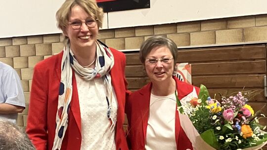 Christina Denker, SPD-Stadtverbandsvorsitzende, überreicht Claudia Eider einen Blumenstrauß.