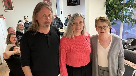 SPD-Kandidatin Caroline Albert-Woll (Mitte), B-Kandidat René Perpeet und Bundestagsabgeordnete Tanja Machalet ringen sich ein Lä