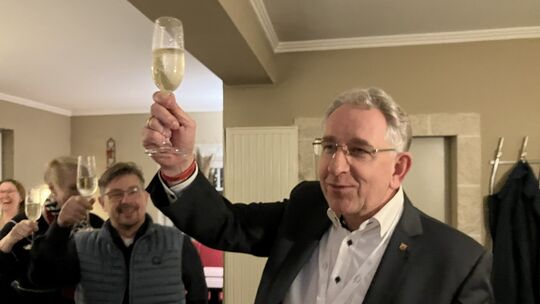 Die Erleichterung ist Matthias Lammert ins Gesicht geschrieben: Mit einem Glas Sekt prostet er den CDU-Mitgliedern auf der Wahlp