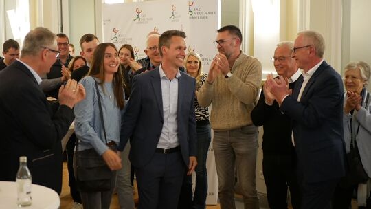 Nicht nur Guido Orthen applaudiert Wahlsieger Pascal Rowald (CDU), der direkt im ersten Wahlgang zum neuen Stadtbürgermeister in