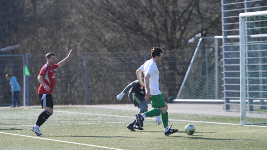 Mühelos erhöht hier Niederahrs Spielertrainer Jonas Pörtner gegen die Burgschwalbacher Reserve auf 3:0.