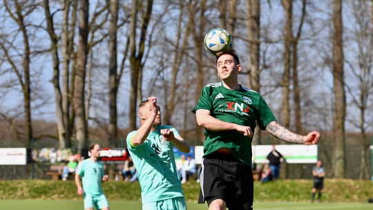 Elberts Nikolai Pörtner klärt hier per Kopf gegen Nieverns Torgarant Manuel Richter.