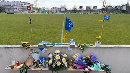 Fußballtor stürzt auf Siebenjährigen