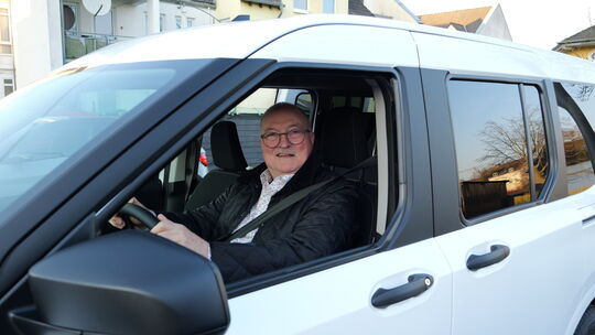 Wolfgang Bayer sitzt am Steuer des neuen Bürgerbusses. Der Vorsitzende des Seniorenbeirats hofft, dass das Angebot gut angenomme