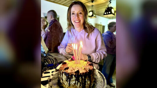 Die Mama hatte eigens eine beeindruckende Torte gebacken. Caroline Pehlke war überglücklich, wobei man ihr die Erschöpfung und A