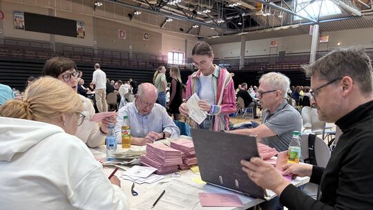 Das große Zählen: In der Sporthalle Oberwerth werden die Briefwahlstimmen gezählt. Sie werden dann statistisch den Stadtteilen z