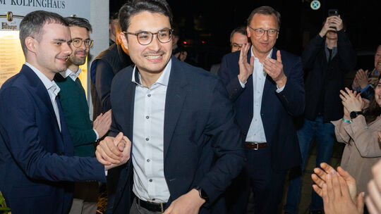 Philip Rünz hat für die Koblenzer CDU das Direktmandat gewonnen. Hier kommt er bei der Wahlparty in der Pizzeria Artuso an.
