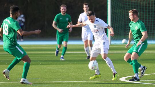 Der Neuwieder Sascha Kaiser (am Ball) war maßgeblich am Siegtreffer des HSV Neuwied gegen den TuS Oberwinter beteiligt.