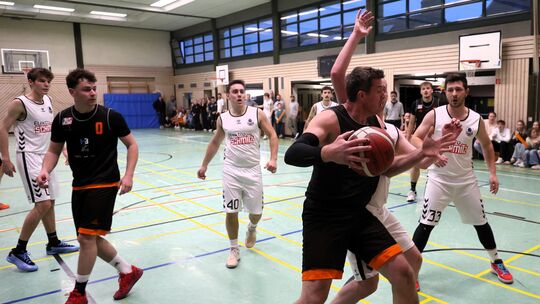 Der BBC Anhausen-Thalhausen (schwarze Trikots) unterlag dem SC Bad Bodendorf, darf sich aber weiter Hoffnungen auf den Aufstieg