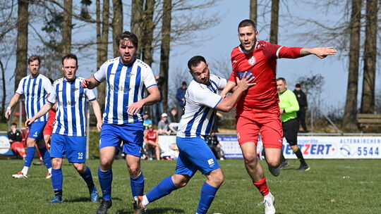 Justin Keeler (rechts), der ehemalige Trainer der Bezirksliga-Mannschaft, traf beim Sieg der SG Lautzert-Oberdreis/Berod-Wahlrod