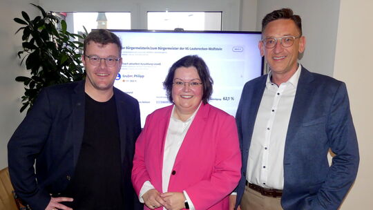 Anfangs schauten sich Philipp Gruber (FWG, links), Isabel Steinhauer-Theis (CDU, Mitte) und Christian Sauer (parteilos, rechts)
