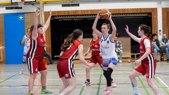 Klara Paffhausen zeigte für die SF Neustadt/Wied im Spiel gegen die SG Kaiserslautern/Mehlingen (rote Trikots) eine gute Leistun