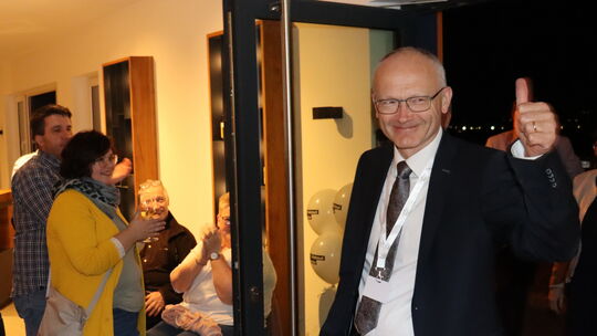 Daumen hoch: Der Wahlsieger Helmut Martin wurde bei der Wahlparty gefeiert.