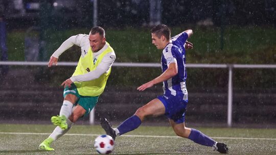 Das Hinspiel in Wirges gewannen die Gastgeber um Mika Lewer (blaues Trikot) gegen die Spvgg Mülheim-Kärlich (hier mit Pascal Ste