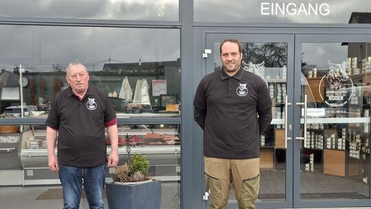 Senior- und Juniorchef Peter (links) und Stefan Roden vor dem Cube-Zelt, in dem vorübergehend der Verkaufsraum untergebracht war