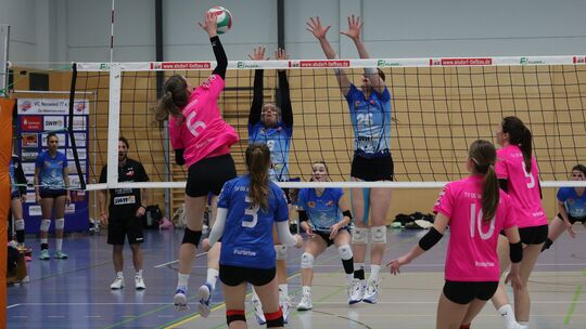 Im Spiel gegen den TV Waldgirmes II (im Angriff) kassierte der VC Neuwied eine 1:3-Niederlage.