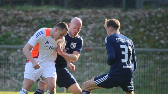 Jan-Uwe Audri (weißes Trikot) stellte in Kirn-Sulzbach seine Torjäger-Qualität wieder unter Beweis und schoss den SC Idar-Oberst