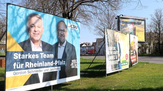 Die Wahl ist gelaufen, die Plakate - hier in Heddesdorf - können abgehängt werden. Aber wie zufrieden ist Neuwied mit dem Ergebn Die Wahl ist gelaufen, die Plakate - hier in Heddesdorf - können abgehängt werden. Aber wie zufrieden ist Neuwied mit dem Ergebn