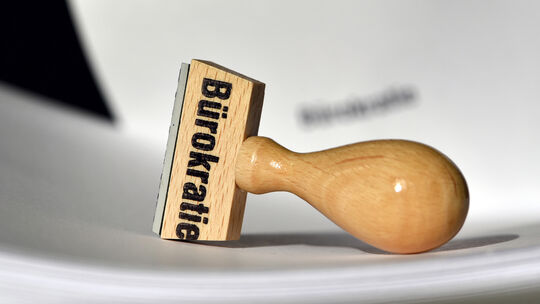 Eine Umfrage der IHK-Arbeitsgemeinschaft zur Landtagswahl zeigt, dass die Unternehmen im Land sich weniger Bürokratie wünschen.