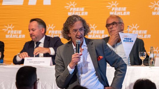 Das Tischtuch zwischen den Partei-„Freunden“ Joachim Streit (Mitte) und Stephan Wefelscheid (links) ist endgültig zerrissenen. Das Tischtuch zwischen den Partei-„Freunden“ Joachim Streit (Mitte) und Stephan Wefelscheid (links) ist endgültig zerrissenen.