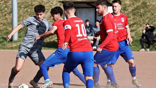 Mit vereinten Kräften stemmte sich die Altenkirchener Abwehr gegen Alpenrods Adil Damon Aydin (links). In der Offensive konnten