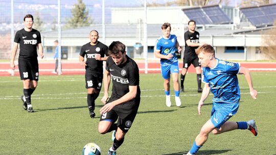 Die SG Weißenthurm (mit Milos Vukmirovic am Ball) hat das Spitzenspiel der Kreisliga A 4 gegen den BSC Güls mit 2:1 gewonnen.