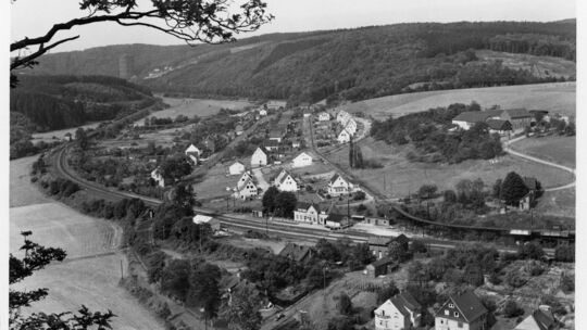 Hövels in früherer Zeit, vermutlich vom Steckensteiner Kopf aus betrachtet. Im Hintergrund ist der 1971 gesprengte Gasometer in