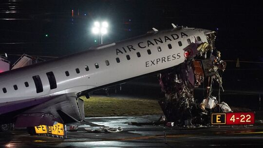 Flugzeug kollidiert in New York mit Fahrzeug Flugzeug kollidiert in New York mit Fahrzeug