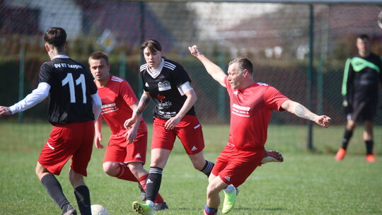 Die SG Bergen II (dunkle Trikots) besiegtee den TuS Breitenthal II. Lisa Kahlstadt (Zweite von rechts) schoss das entscheidende Die SG Bergen II (dunkle Trikots) besiegtee den TuS Breitenthal II. Lisa Kahlstadt (Zweite von rechts) schoss das entscheidende