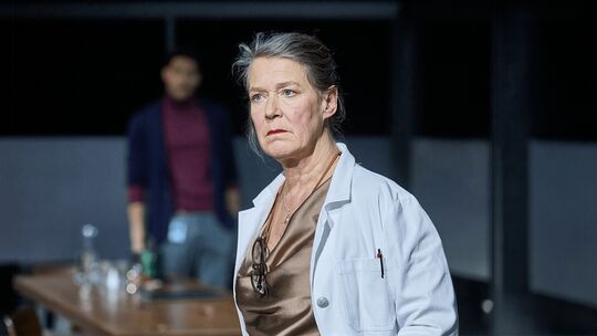 Hannelore Bähr führt mit intensivem Spiel das umfangreiche Ensemble an im Gastspiel "Die Ärztin" des Pfalztheaters Kaiserslauter