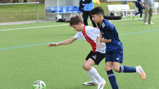 Ekin Saygili (rechts, gegen Eisbachtals Louis Schneider) trat dem Favoriten zunächst entschlossen entgegen. Am Ende stand für da