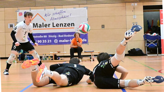 Die LAF Sinzig am Boden: Maximilian Eumann (stehend) beobachtet, wie seine am Boden liegenden Mitspieler die Spielsituation noch