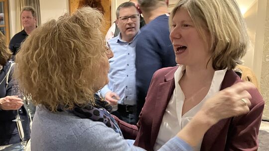 Alle wollen Jenny Groß (rechts) gratulieren. Von einer Welle der Euphorie wird sie von Mainz nach Ransbach-Baumbach getragen und