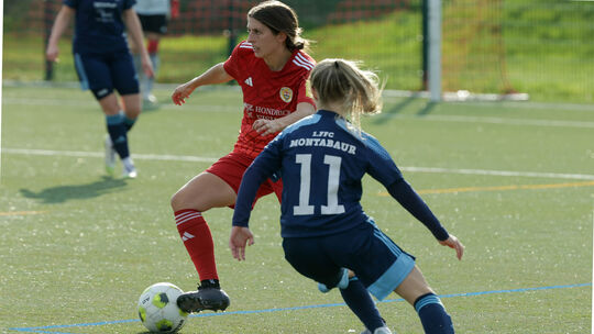 Urbars Jule Nahler führt den Ball an ihrer Gegenspielerin vorbei. Am Ende musste sich die FCU-Akteurin zusammen mit ihrem Team 1