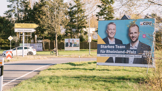 Die CDU hat auch im Kreis Altenkirchen gut Lachen. Da rückt die SPD (nicht nur bei den Wahlplakaten) eher in den Hintergrund. Di