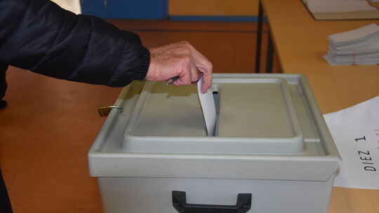 Ein Mann wirft seinen Wahlschein in die Wahlurne in einem Diezer Wahllokal.