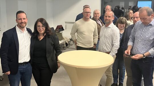 Timo Kanzinger (links) verbringt den Wahlabend in der Verbandsgemeindeverwaltung Vordereifel gemeinsam mit seiner Frau Andrea.