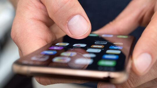 Ein Mann benutzt ein iPhone