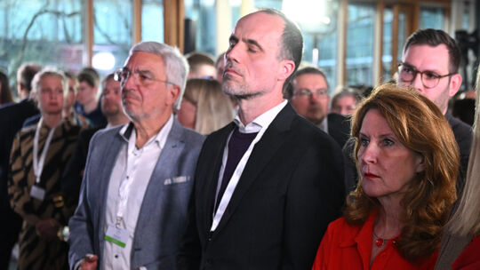 Für Clemens Hoch (Bildmitte), hier in Mainz, war es ein bitterer Wahlabend: Er verlor nicht nur sein Direktmandat im Wahlkreis 1