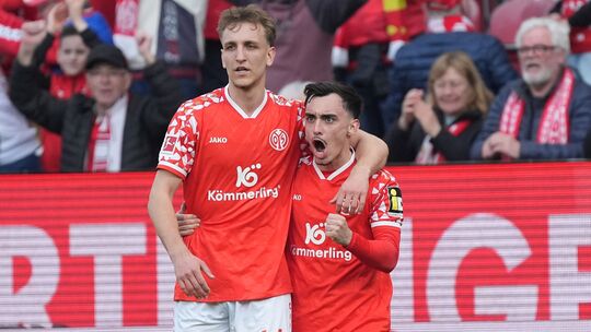 Ausgelassener Jubel im Spiel gegen Frankfurt: die Mainzer Paul Nebel (rechts) und Nelson Weiper. Ausgelassener Jubel im Spiel gegen Frankfurt: die Mainzer Paul Nebel (rechts) und Nelson Weiper.