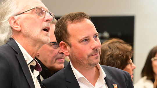 Björn Ingendahl (rechts) hatte am Wahlabend den Bildschirm, auf dem die Wahlergebnisse eintrudelten, fest im Blick.