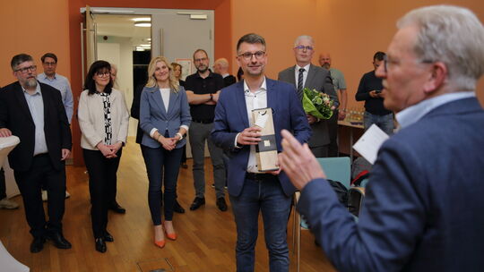 Hans-Joachim Mons (CDU), Erster Beigeordneter des Kreises Cochem-Zeller, gibt im Cochemer Kreishaus in Vertretung von Landrätin