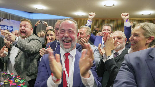 AfD-Spitzenkandidat Jan Bollinger (Mitte) jubelt bei der Wahlparty der AfD im Abgeordnetenhaus. Rechts steht Alice Weidel, Vorsi