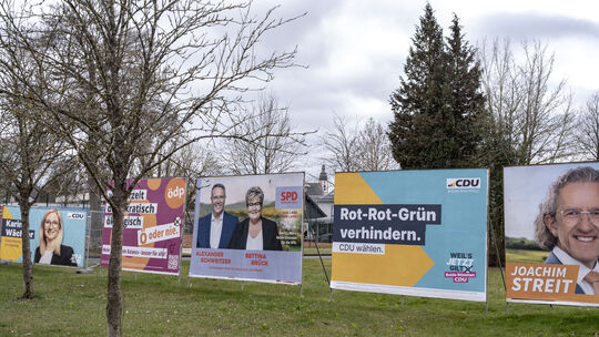 Vor der Wahl warben auch in Kirchberg alle Kandidaten auf großen Plakaten mit einem Lächeln um die Gunst der Wahlberechtigten. N