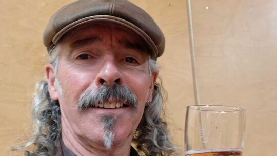 Michael Wilhelmy feiert seinen Wahlsieg gemeinsam mit seiner Frau und Freunden im Wahlzentrum Argenthal. 57 Prozent der Argentha